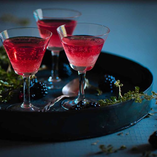 Pink Gin Rezept mit Beeren