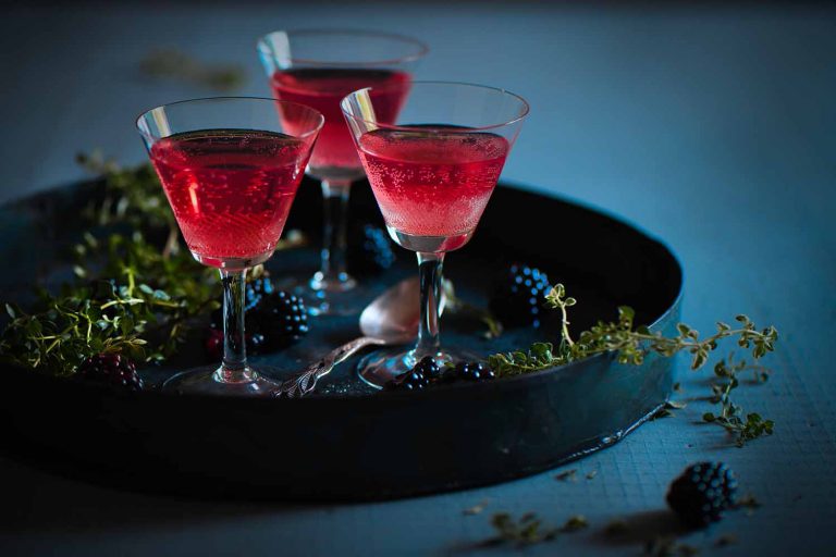 Pink Gin Rezept mit Beeren